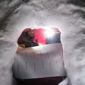 construction igloo neige